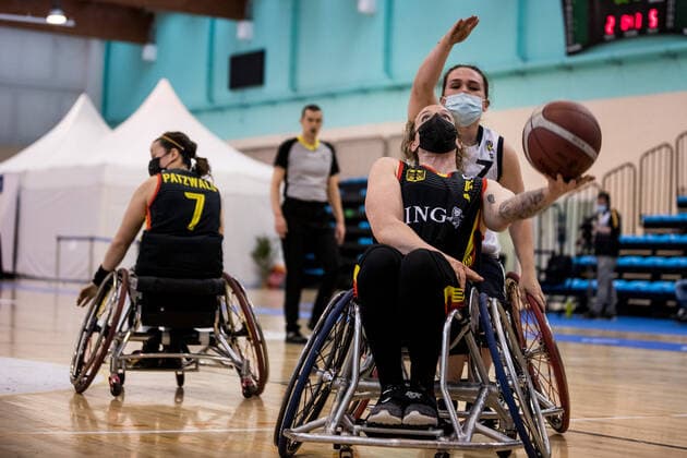 Europameisterschaft Rollstuhlbasketball 10.12.2021 MADRID, SPANIEN 10. Dezember - Rollstuhlbasketball, Halbfinale Grossbritannien gegen Deutschland Damen an Tag 7 der Europameisterschaft Rollstuhlbasketball am 10.12.2021 in Polid. Municipal Francisco Fernandez Ochoa in Madrid, Spanien. Vanessa Erskine (Deutschland, 5), Helen Freeman (Grossbritannien, 7) Copyright: xBEAUTIFULxSPORTS Wunderlx