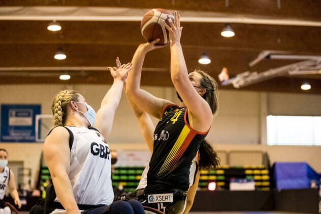 Europameisterschaft Rollstuhlbasketball 10.12.2021 MADRID, SPANIEN 10. Dezember - Rollstuhlbasketball, Halbfinale Grossbritannien gegen Deutschland Damen an Tag 7 der Europameisterschaft Rollstuhlbasketball am 10.12.2021 in Polid. Municipal Francisco Fernandez Ochoa in Madrid, Spanien. Sophie Carrigill (Grossbritannien, 5), Lena Knippelmeyer (Deutschland, 14) Copyright: xBEAUTIFULxSPORTS Wunderlx