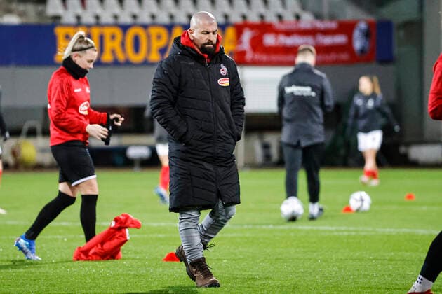 Flyeralarm Frauen-Bundesliga 11.Spieltag - 21 22 - SC Freiburg vs. 1.FC Koeln - 10-12-2021 Sascha Glass (1. FC Koeln Trainer), Flyeralarm Frauen-Bundesliga, SC Freiburg vs. 1.FC Koeln, am Freitag, den 10. Dezember 2021 Dreisamstadion in Freiburg (Deutschland). Copyright: xBEAUTIFULxSPORTS G.xHubbsx