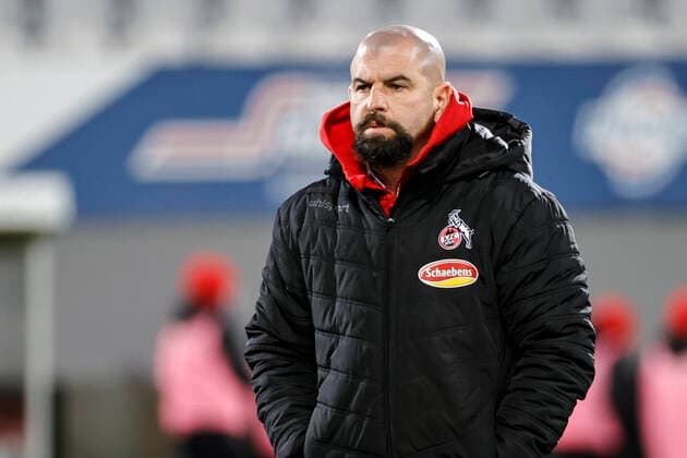 Flyeralarm Frauen-Bundesliga 11.Spieltag - 21 22 - SC Freiburg vs. 1.FC Koeln - 10-12-2021 Sascha Glass (1. FC Koeln Trainer), Flyeralarm Frauen-Bundesliga, SC Freiburg vs. 1.FC Koeln, am Freitag, den 10. Dezember 2021 Dreisamstadion in Freiburg (Deutschland). Copyright: xBEAUTIFULxSPORTS G.xHubbsx