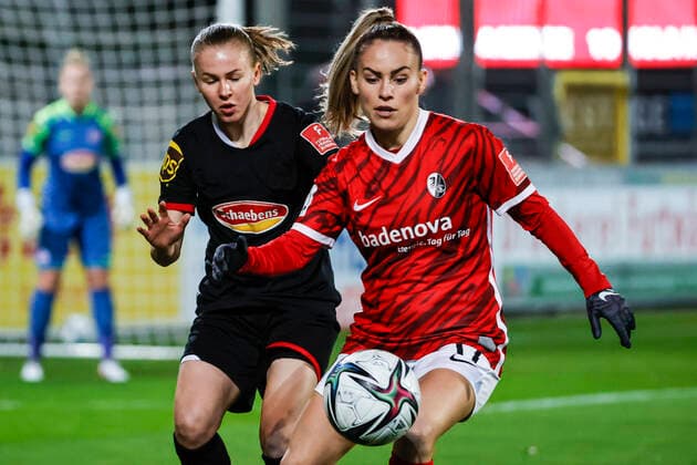 Flyeralarm Frauen-Bundesliga 11.Spieltag - 21 22 - SC Freiburg vs. 1.FC Koeln - 10-12-2021 Laura Donhauser (1. FC Koeln 25) und Ereleta Memeti (SC Freiburg 17) im Kampf um den Ball, Flyeralarm Frauen-Bundesliga, SC Freiburg vs. 1.FC Koeln, am Freitag, den 10. Dezember 2021 Dreisamstadion in Freiburg (Deutschland). Copyright: xBEAUTIFULxSPORTS G.xHubbsx