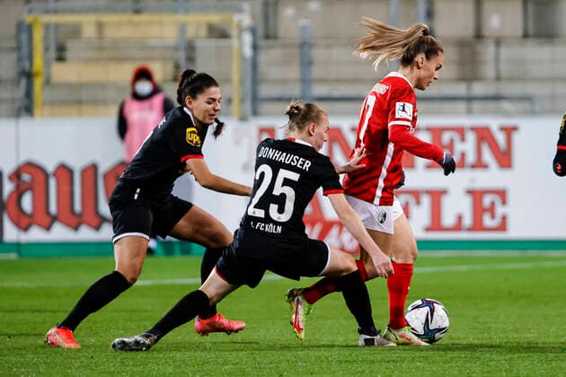 Flyeralarm Frauen-Bundesliga 11.Spieltag - 21 22 - SC Freiburg vs. 1.FC Koeln - 10-12-2021 Manjou Wilde (1. FC Koeln 7), Laura Donhauser (1. FC Koeln 25) undEreleta Memeti (SC Freiburg 17) im Kampf um den Ball, Flyeralarm Frauen-Bundesliga, SC Freiburg vs. 1.FC Koeln, am Freitag, den 10. Dezember 2021 Dreisamstadion in Freiburg (Deutschland). Copyright: xBEAUTIFULxSPORTS G.xHubbsx