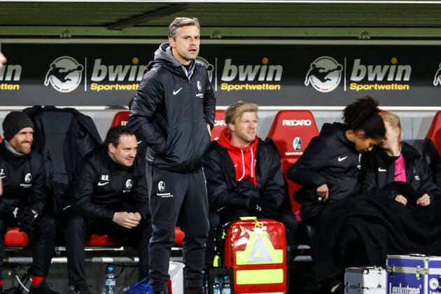Flyeralarm Frauen-Bundesliga 11.Spieltag - 21 22 - SC Freiburg vs. 1.FC Koeln - 10-12-2021 Daniel Kraus (SC Freiburg Trainer), Flyeralarm Frauen-Bundesliga, SC Freiburg vs. 1.FC Koeln, am Freitag, den 10. Dezember 2021 Dreisamstadion in Freiburg (Deutschland). Copyright: xBEAUTIFULxSPORTS G.xHubbsx