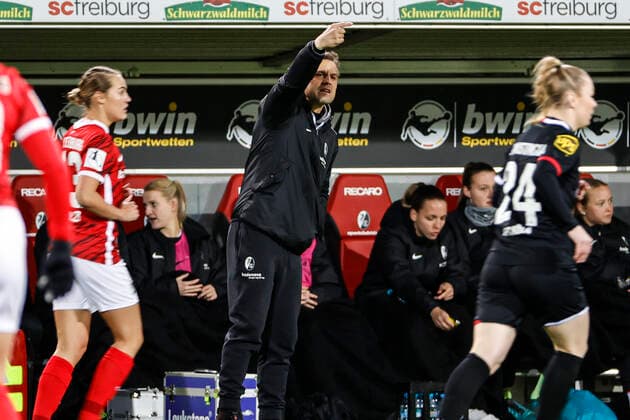 Flyeralarm Frauen-Bundesliga 11.Spieltag - 21 22 - SC Freiburg vs. 1.FC Koeln - 10-12-2021 Daniel Kraus (SC Freiburg Trainer), Flyeralarm Frauen-Bundesliga, SC Freiburg vs. 1.FC Koeln, am Freitag, den 10. Dezember 2021 Dreisamstadion in Freiburg (Deutschland). Copyright: xBEAUTIFULxSPORTS G.xHubbsx