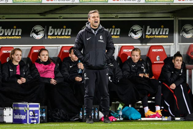 Flyeralarm Frauen-Bundesliga 11.Spieltag - 21 22 - SC Freiburg vs. 1.FC Koeln - 10-12-2021 Daniel Kraus (SC Freiburg Trainer), Flyeralarm Frauen-Bundesliga, SC Freiburg vs. 1.FC Koeln, am Freitag, den 10. Dezember 2021 Dreisamstadion in Freiburg (Deutschland). Copyright: xBEAUTIFULxSPORTS G.xHubbsx
