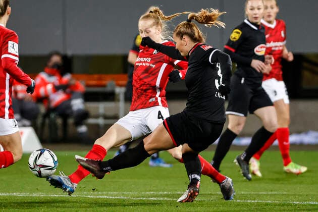 Flyeralarm Frauen-Bundesliga 11.Spieltag - 21 22 - SC Freiburg vs. 1.FC Koeln - 10-12-2021 Meret Wittje (SC Freiburg 4) und Rachel Rinast (1. FC Koeln 31) im Zweikampf, Flyeralarm Frauen-Bundesliga, SC Freiburg vs. 1.FC Koeln, am Freitag, den 10. Dezember 2021 Dreisamstadion in Freiburg (Deutschland). Copyright: xBEAUTIFULxSPORTS G.xHubbsx