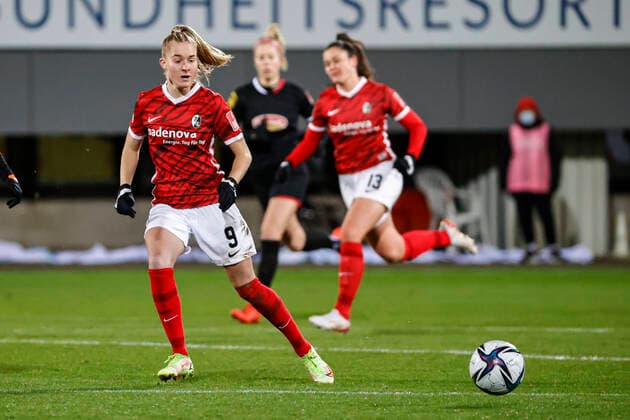 Flyeralarm Frauen-Bundesliga 11.Spieltag - 21 22 - SC Freiburg vs. 1.FC Koeln - 10-12-2021 Janina Minge (SC Freiburg 9) am Ball, Flyeralarm Frauen-Bundesliga, SC Freiburg vs. 1.FC Koeln, am Freitag, den 10. Dezember 2021 Dreisamstadion in Freiburg (Deutschland). Copyright: xBEAUTIFULxSPORTS G.xHubbsx