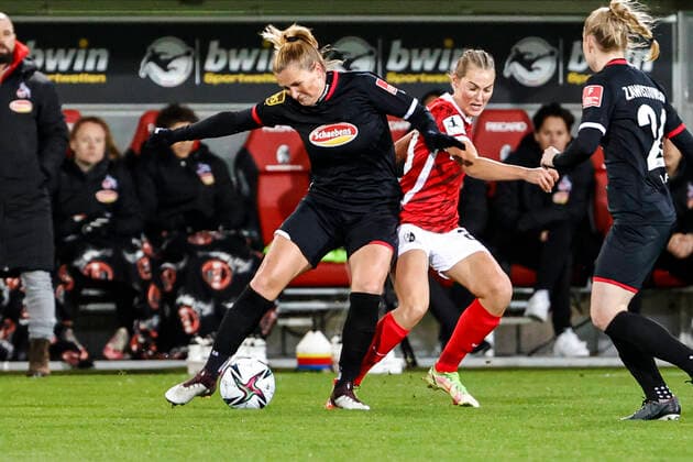 Flyeralarm Frauen-Bundesliga 11.Spieltag - 21 22 - SC Freiburg vs. 1.FC Koeln - 10-12-2021 Rachel Rinast (1. FC Koeln 31) und Samantha Steuerwald (SC Freiburg 21) im Zweikampf, Flyeralarm Frauen-Bundesliga, SC Freiburg vs. 1.FC Koeln, am Freitag, den 10. Dezember 2021 Dreisamstadion in Freiburg (Deutschland). Copyright: xBEAUTIFULxSPORTS G.xHubbsx