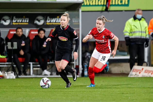 Flyeralarm Frauen-Bundesliga 11.Spieltag - 21 22 - SC Freiburg vs. 1.FC Koeln - 10-12-2021 Weronika Zawistowska (1. FC Koeln 24) und Greta Stegemann (SC Freiburg 16) im Laufduell, Flyeralarm Frauen-Bundesliga, SC Freiburg vs. 1.FC Koeln, am Freitag, den 10. Dezember 2021 Dreisamstadion in Freiburg (Deutschland). Copyright: xBEAUTIFULxSPORTS G.xHubbsx
