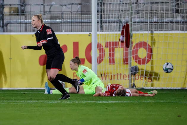 Flyeralarm Frauen-Bundesliga 11.Spieltag - 21 22 - SC Freiburg vs. 1.FC Koeln - 10-12-2021 Torjubel bei Weronika Zawistowska (1. FC Koeln 24) nach ihrem Tor zum 0:2, Flyeralarm Frauen-Bundesliga, SC Freiburg vs. 1.FC Koeln, am Freitag, den 10. Dezember 2021 Dreisamstadion in Freiburg (Deutschland). Copyright: xBEAUTIFULxSPORTS G.xHubbsx