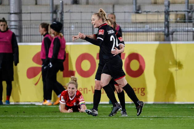 Flyeralarm Frauen-Bundesliga 11.Spieltag - 21 22 - SC Freiburg vs. 1.FC Koeln - 10-12-2021 Torjubel bei Weronika Zawistowska (1. FC Koeln 24) nach ihrem Tor zum 0:2, Rebecca Knaak (SC Freiburg 8) am Boden, Flyeralarm Frauen-Bundesliga, SC Freiburg vs. 1.FC Koeln, am Freitag, den 10. Dezember 2021 Dreisamstadion in Freiburg (Deutschland). Copyright: xBEAUTIFULxSPORTS G.xHubbsx