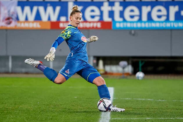 Flyeralarm Frauen-Bundesliga 11.Spieltag - 21 22 - SC Freiburg vs. 1.FC Koeln - 10-12-2021 Pauline Nelles (1. FC Koeln 16), Flyeralarm Frauen-Bundesliga, SC Freiburg vs. 1.FC Koeln, am Freitag, den 10. Dezember 2021 Dreisamstadion in Freiburg (Deutschland). Copyright: xBEAUTIFULxSPORTS G.xHubbsx