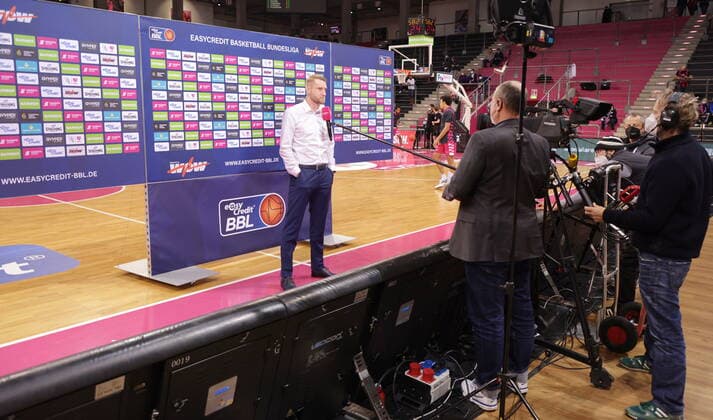 Im TV-Interview mit MagentaSport: Trainer Tuomas Iisalo Telekom Baskets Bonn vs. MLP Academics Heidelberg easyCredit BBL 1. Bundesliga , Saison 2021 2022 , Hauptrunde 10. Spieltag