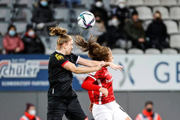 Flyeralarm Frauen-Bundesliga 11.Spieltag - 21 22 - SC Freiburg vs. 1.FC Koeln - 10-12-2021 Myrthe Moorrees (1. FC Koeln 6) und Svenja Foelmli (SC Freiburg 13) beim Kopfballduell, Flyeralarm Frauen-Bundesliga, SC Freiburg vs. 1.FC Koeln, am Freitag, den 10. Dezember 2021 Dreisamstadion in Freiburg (Deutschland). Copyright: xBEAUTIFULxSPORTS G.xHubbsx