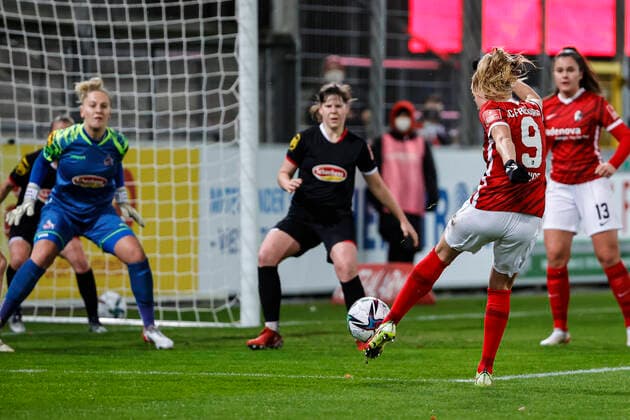 Flyeralarm Frauen-Bundesliga 11.Spieltag - 21 22 - SC Freiburg vs. 1.FC Koeln - 10-12-2021 Janina Minge (SC Freiburg 9) scheitert an Pauline Nelles (1. FC Koeln 16), Flyeralarm Frauen-Bundesliga, SC Freiburg vs. 1.FC Koeln, am Freitag, den 10. Dezember 2021 Dreisamstadion in Freiburg (Deutschland). Copyright: xBEAUTIFULxSPORTS G.xHubbsx