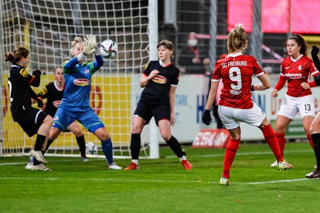 Flyeralarm Frauen-Bundesliga 11.Spieltag - 21 22 - SC Freiburg vs. 1.FC Koeln - 10-12-2021 Janina Minge (SC Freiburg 9) scheitert an Pauline Nelles (1. FC Koeln 16), Flyeralarm Frauen-Bundesliga, SC Freiburg vs. 1.FC Koeln, am Freitag, den 10. Dezember 2021 Dreisamstadion in Freiburg (Deutschland). Copyright: xBEAUTIFULxSPORTS G.xHubbsx