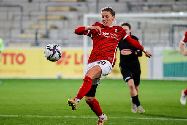 Flyeralarm Frauen-Bundesliga 11.Spieltag - 21 22 - SC Freiburg vs. 1.FC Koeln - 10-12-2021 Jana Vojtekova (SC Freiburg 20) am Ball, Flyeralarm Frauen-Bundesliga, SC Freiburg vs. 1.FC Koeln, am Freitag, den 10. Dezember 2021 Dreisamstadion in Freiburg (Deutschland). Copyright: xBEAUTIFULxSPORTS G.xHubbsx
