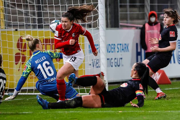 Flyeralarm Frauen-Bundesliga 11.Spieltag - 21 22 - SC Freiburg vs. 1.FC Koeln - 10-12-2021 1:2 Tor fuer SC Freiburg durch Svenja Foelmli (SC Freiburg 13), Flyeralarm Frauen-Bundesliga, SC Freiburg vs. 1.FC Koeln, am Freitag, den 10. Dezember 2021 Dreisamstadion in Freiburg (Deutschland). Copyright: xBEAUTIFULxSPORTS G.xHubbsx