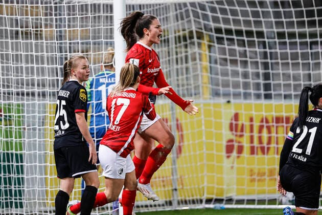 Flyeralarm Frauen-Bundesliga 11.Spieltag - 21 22 - SC Freiburg vs. 1.FC Koeln - 10-12-2021 Torjubel SC Freiburg beim 1:2 durch Svenja Foelmli (SC Freiburg 13)(hinten), Flyeralarm Frauen-Bundesliga, SC Freiburg vs. 1.FC Koeln, am Freitag, den 10. Dezember 2021 Dreisamstadion in Freiburg (Deutschland). Copyright: xBEAUTIFULxSPORTS G.xHubbsx