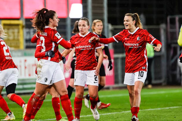 Flyeralarm Frauen-Bundesliga 11.Spieltag - 21 22 - SC Freiburg vs. 1.FC Koeln - 10-12-2021 Torjubel SC Freiburg beim 1:2 durch Svenja Foelmli (SC Freiburg 13), Flyeralarm Frauen-Bundesliga, SC Freiburg vs. 1.FC Koeln, am Freitag, den 10. Dezember 2021 Dreisamstadion in Freiburg (Deutschland). Copyright: xBEAUTIFULxSPORTS G.xHubbsx