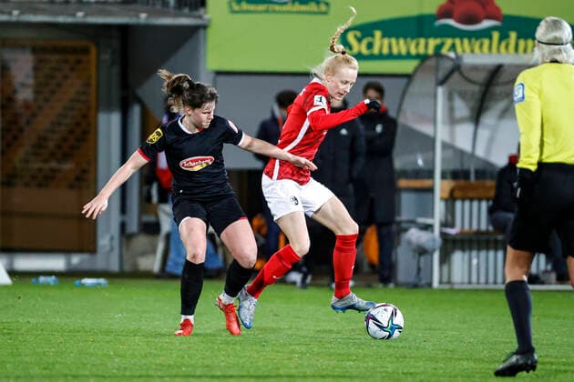 Flyeralarm Frauen-Bundesliga 11.Spieltag - 21 22 - SC Freiburg vs. 1.FC Koeln - 10-12-2021 Adriana Achcinska (1. FC Koeln 9) und Meret Wittje (SC Freiburg 4) im Zweikampf, Flyeralarm Frauen-Bundesliga, SC Freiburg vs. 1.FC Koeln, am Freitag, den 10. Dezember 2021 Dreisamstadion in Freiburg (Deutschland). Copyright: xBEAUTIFULxSPORTS G.xHubbsx