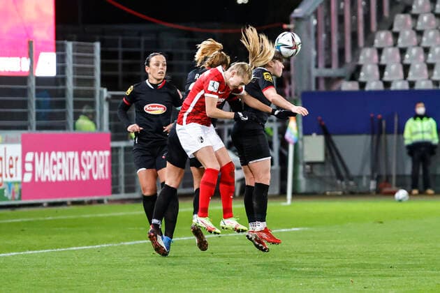 Flyeralarm Frauen-Bundesliga 11.Spieltag - 21 22 - SC Freiburg vs. 1.FC Koeln - 10-12-2021 Kopfballduell im Strafraum von Pauline Nelles (1. FC Koeln 16), Flyeralarm Frauen-Bundesliga, SC Freiburg vs. 1.FC Koeln, am Freitag, den 10. Dezember 2021 Dreisamstadion in Freiburg (Deutschland). Copyright: xBEAUTIFULxSPORTS G.xHubbsx