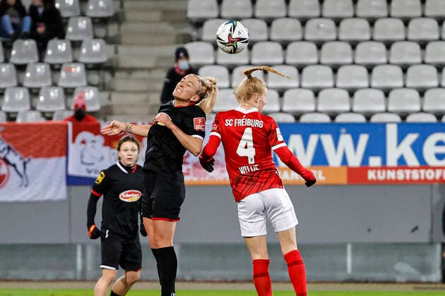 Flyeralarm Frauen-Bundesliga 11.Spieltag - 21 22 - SC Freiburg vs. 1.FC Koeln - 10-12-2021 Mandy Islacker (1. FC Koeln 8) und Meret Wittje (SC Freiburg 4) beim Kopfballduell, Flyeralarm Frauen-Bundesliga, SC Freiburg vs. 1.FC Koeln, am Freitag, den 10. Dezember 2021 Dreisamstadion in Freiburg (Deutschland). Copyright: xBEAUTIFULxSPORTS G.xHubbsx