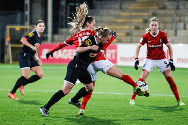 Flyeralarm Frauen-Bundesliga 11.Spieltag - 21 22 - SC Freiburg vs. 1.FC Koeln - 10-12-2021 Laura Donhauser (1. FC Koeln 25) und Ereleta Memeti (SC Freiburg 17) im Zweikampf, Flyeralarm Frauen-Bundesliga, SC Freiburg vs. 1.FC Koeln, am Freitag, den 10. Dezember 2021 Dreisamstadion in Freiburg (Deutschland). Copyright: xBEAUTIFULxSPORTS G.xHubbsx
