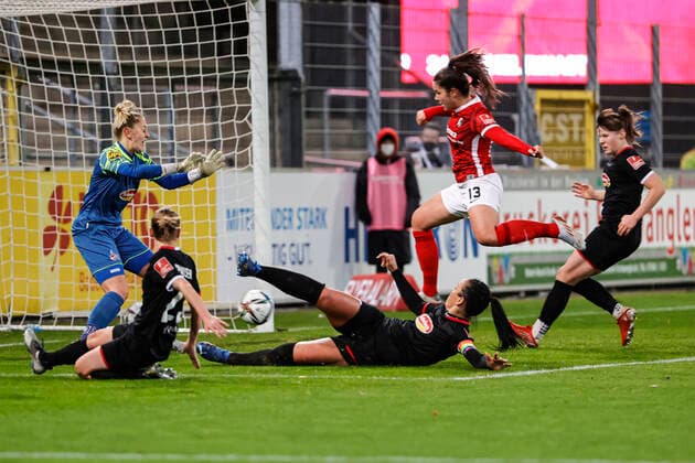 Sport Bilder des Tages Flyeralarm Frauen-Bundesliga 11.Spieltag - 21 22 - SC Freiburg vs. 1.FC Koeln - 10-12-2021 1:2 Tor fuer SC Freiburg durch Svenja Foelmli (SC Freiburg 13), Flyeralarm Frauen-Bundesliga, SC Freiburg vs. 1.FC Koeln, am Freitag, den 10. Dezember 2021 Dreisamstadion in Freiburg (Deutschland). Copyright: xBEAUTIFULxSPORTS G.xHubbsx