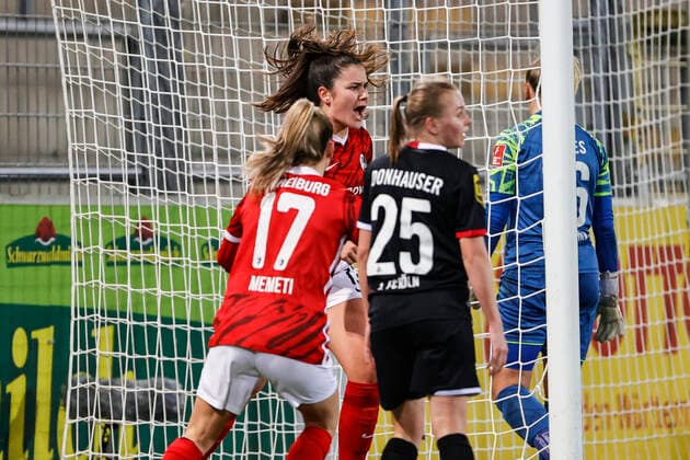 Flyeralarm Frauen-Bundesliga 11.Spieltag - 21 22 - SC Freiburg vs. 1.FC Koeln - 10-12-2021 Torjubel SC Freiburg beim 1:2 durch Svenja Foelmli (SC Freiburg 13)(hinten), Flyeralarm Frauen-Bundesliga, SC Freiburg vs. 1.FC Koeln, am Freitag, den 10. Dezember 2021 Dreisamstadion in Freiburg (Deutschland). Copyright: xBEAUTIFULxSPORTS G.xHubbsx