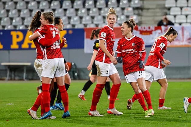 Flyeralarm Frauen-Bundesliga 11.Spieltag - 21 22 - SC Freiburg vs. 1.FC Koeln - 10-12-2021 Torjubel SC Freiburg beim 1:2 durch Svenja Foelmli (SC Freiburg 13)(hinten), Flyeralarm Frauen-Bundesliga, SC Freiburg vs. 1.FC Koeln, am Freitag, den 10. Dezember 2021 Dreisamstadion in Freiburg (Deutschland). Copyright: xBEAUTIFULxSPORTS G.xHubbsx