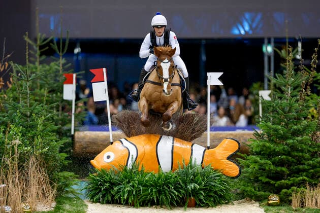 Sport Themen der Woche KW49 Sport Bilder des Tages Genf - CHI Geneve Rolex Grand Slam 2021, Genf - CHI Geneve Rolex Grand Slam 2021 MINDER Nadja (SUI), Aquila B Indoor Cross-Country presented by Tribune de Geneve Run over two arenas comprising natural obstacles, a bank and the lake Cross Competition Genf, Geneve, Palexpo 10. December 2021 - *** Geneva CHI Geneve Rolex Grand Slam 2021, Geneva CHI Geneve Rolex Grand Slam 2021 MINDER Nadja SUI , Aquila B Indoor Cross Country presented by Tribune de Geneve Run over two arenas comprising natural obstacles, a bank and the lake Cross Competition Geneva, Geneve, Palexpo 10 December 2021