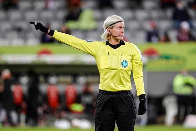 Flyeralarm Frauen-Bundesliga 11.Spieltag - 21 22 - SC Freiburg vs. 1.FC Koeln - 10-12-2021 Schiedsrichterin Anna-Lena Heidenreich, Flyeralarm Frauen-Bundesliga, SC Freiburg vs. 1.FC Koeln, am Freitag, den 10. Dezember 2021 Dreisamstadion in Freiburg (Deutschland). Copyright: xBEAUTIFULxSPORTS G.xHubbsx