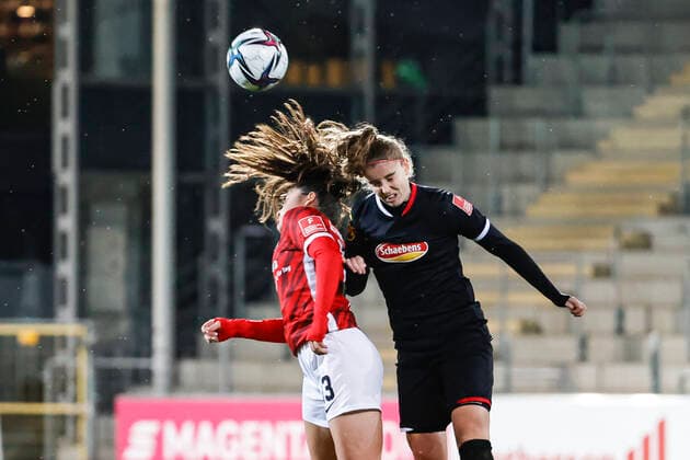 Flyeralarm Frauen-Bundesliga 11.Spieltag - 21 22 - SC Freiburg vs. 1.FC Koeln - 10-12-2021 Svenja Foelmli (SC Freiburg 13) und Myrthe Moorrees (1. FC Koeln 6) beim Kopfballduell, Flyeralarm Frauen-Bundesliga, SC Freiburg vs. 1.FC Koeln, am Freitag, den 10. Dezember 2021 Dreisamstadion in Freiburg (Deutschland). Copyright: xBEAUTIFULxSPORTS G.xHubbsx