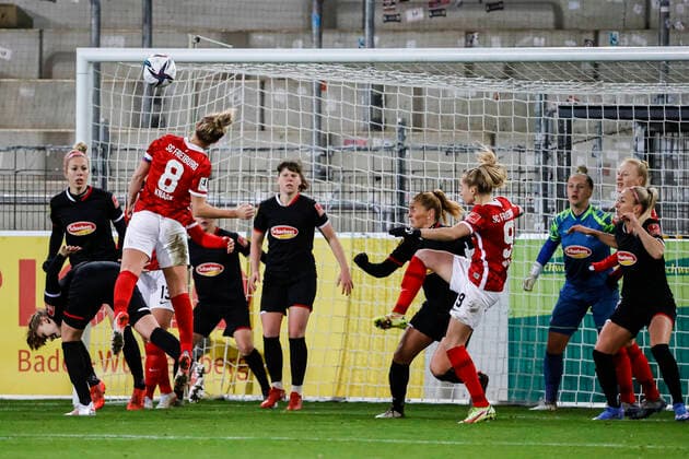 Flyeralarm Frauen-Bundesliga 11.Spieltag - 21 22 - SC Freiburg vs. 1.FC Koeln - 10-12-2021 Im Strafraum von Pauline Nelles (1. FC Koeln 16), Flyeralarm Frauen-Bundesliga, SC Freiburg vs. 1.FC Koeln, am Freitag, den 10. Dezember 2021 Dreisamstadion in Freiburg (Deutschland). Copyright: xBEAUTIFULxSPORTS G.xHubbsx