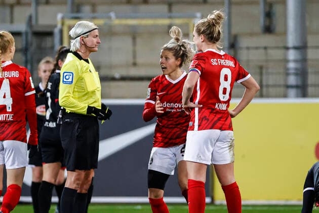 Flyeralarm Frauen-Bundesliga 11.Spieltag - 21 22 - SC Freiburg vs. 1.FC Koeln - 10-12-2021 Jana Vojtekova (SC Freiburg 20) und Rebecca Knaak (SC Freiburg 8) diskutieren mit Schiedsrichterin Anna-Lena Heidenreich, Flyeralarm Frauen-Bundesliga, SC Freiburg vs. 1.FC Koeln, am Freitag, den 10. Dezember 2021 Dreisamstadion in Freiburg (Deutschland). Copyright: xBEAUTIFULxSPORTS G.xHubbsx