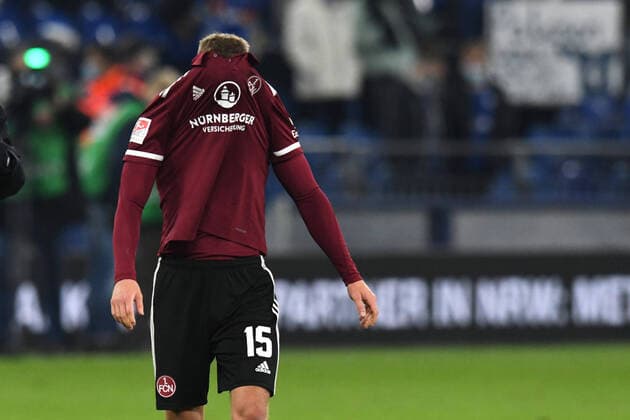 Sport Themen der Woche KW49 Sport Bilder des Tages Fabian Nuernberger ( 1 FC Nuernberg ) enttaeuscht nach der Niederlage. 10.12.2021, Fussball, 2. Bundesliga, Schalke 04 vs 1 FC Nuernberg DFL REGULATIONS PROHIBIT ANY USE OF PHOTOGRAPHS AS IMAGE SEQUENCES AND OR QUASI-VIDEO 10.12.2021, Fussball, 2. Bundesliga, Schalke 04 vs 1 FC Nuernberg Gelsenkirchen *** Fabian Nuernberger 1 FC Nuernberg disappointed after defeat 10 12 2021, Football, 2 Bundesliga, Schalke 04 vs 1 FC Nuernberg DFL REGULATES PROHIBIT ANY USE OF PHOTOGRAPHS AS IMAGE SEQUENCES AND OR QUASI VIDEO 10 12 2021, Football, 2 Bundesliga, Schalke 04 vs 1 FC Nuernberg Gelsenkirchen Copyright: xEibner-Pressefotox