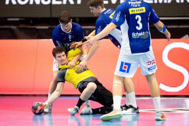211210 Sävehofs Elias Ellefsen Ã Skipagotu tar ner av Redbergslids Linus Lövgren under handbollsmatchen i Handbollsligan mellan Sävehof och Redbergslid den 10 december 2021 i Partille. Copyright: DANIELxSTILLER BB211210DS035