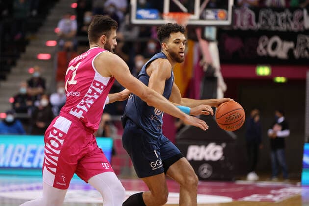 Bonn, Deutschland, 10.12.2021, Telekom Dome, Basketball, BBL, Telekom Baskets Bonn vs MLP Academics Heidelberg: Leon Kratzer (Bonn), Brekkott Chapman (Heidelberg).