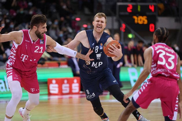 Bonn, Deutschland, 10.12.2021, Telekom Dome, Basketball, BBL, Telekom Baskets Bonn vs MLP Academics Heidelberg: Leon Kratzer (Bonn), Max Ugrai (Heidelberg)