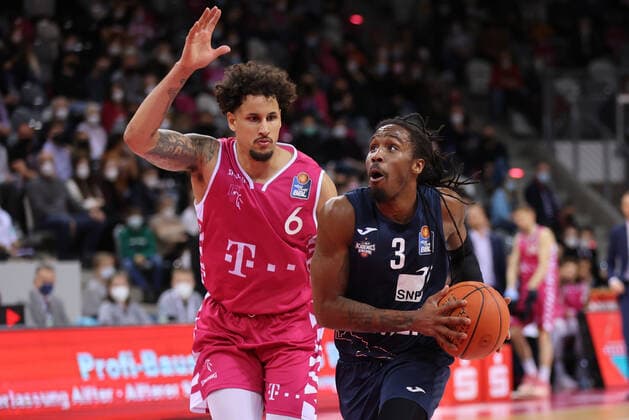 Sport Bilder des Tages Bonn, Deutschland, 10.12.2021, Telekom Dome, Basketball, BBL, Telekom Baskets Bonn vs MLP Academics Heidelberg: Michael Kessens (Bonn), Robert Lowery (Heidelberg)