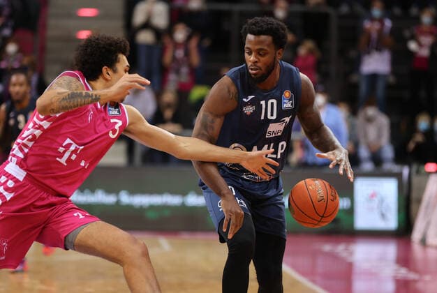 Bonn, Deutschland, 10.12.2021, Telekom Dome, Basketball, BBL, Telekom Baskets Bonn vs MLP Academics Heidelberg: Tyson Ward (Bonn), Kelvin Martin (Heidelberg)