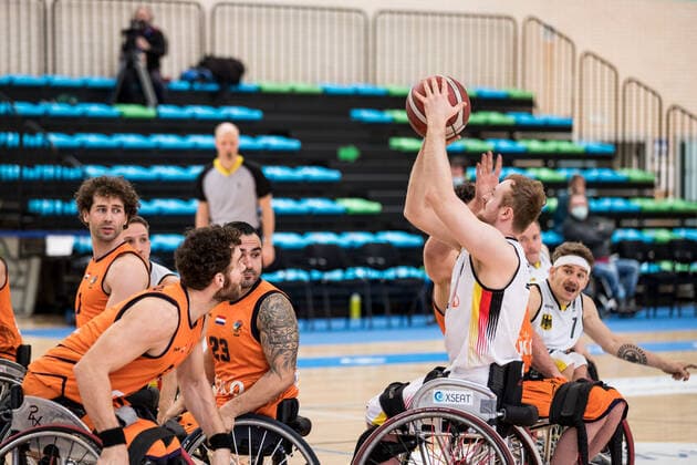 Europameisterschaft Rollstuhlbasketball 10.12.2021 MADRID, SPANIEN 10. Dezember - Rollstuhlbasketball, Halbfinale Deutschland gegen Niederlande Herren an Tag 7 der Europameisterschaft Rollstuhlbasketball am 10.12.2021 in Polid. Municipal Francisco Fernandez Ochoa in Madrid, Spanien. Jan Sadler (Deutschland, 11) Copyright: xBEAUTIFULxSPORTS Wunderlx