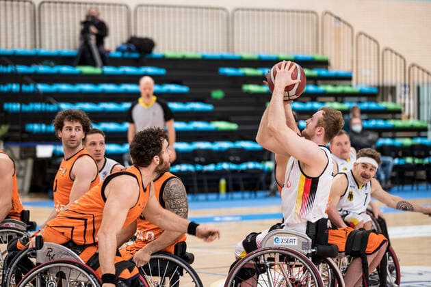 Europameisterschaft Rollstuhlbasketball 10.12.2021 MADRID, SPANIEN 10. Dezember - Rollstuhlbasketball, Halbfinale Deutschland gegen Niederlande Herren an Tag 7 der Europameisterschaft Rollstuhlbasketball am 10.12.2021 in Polid. Municipal Francisco Fernandez Ochoa in Madrid, Spanien. Mendel Op Den Orth (Niederlande, 2), Jan Sadler (Deutschland, 11) Copyright: xBEAUTIFULxSPORTS Wunderlx