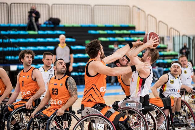 Europameisterschaft Rollstuhlbasketball 10.12.2021 MADRID, SPANIEN 10. Dezember - Rollstuhlbasketball, Halbfinale Deutschland gegen Niederlande Herren an Tag 7 der Europameisterschaft Rollstuhlbasketball am 10.12.2021 in Polid. Municipal Francisco Fernandez Ochoa in Madrid, Spanien. Mendel Op Den Orth (Niederlande, 2), Jan Sadler (Deutschland, 11) Copyright: xBEAUTIFULxSPORTS Wunderlx