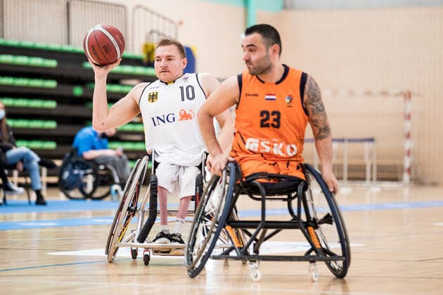 Europameisterschaft Rollstuhlbasketball 10.12.2021 MADRID, SPANIEN 10. Dezember - Rollstuhlbasketball, Halbfinale Deutschland gegen Niederlande Herren an Tag 7 der Europameisterschaft Rollstuhlbasketball am 10.12.2021 in Polid. Municipal Francisco Fernandez Ochoa in Madrid, Spanien. Jan Haller (Deutschland, 10), Mustafa Korkmaz (Niederlande, 23) Copyright: xBEAUTIFULxSPORTS Wunderlx