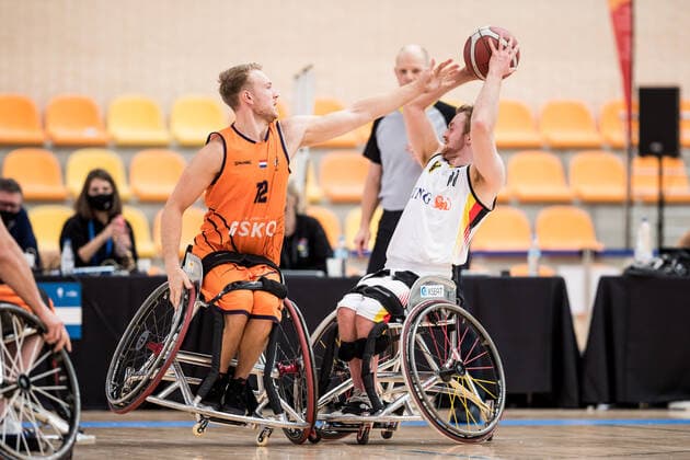 Sport Bilder des Tages Europameisterschaft Rollstuhlbasketball 10.12.2021 MADRID, SPANIEN 10. Dezember - Rollstuhlbasketball, Halbfinale Deutschland gegen Niederlande Herren an Tag 7 der Europameisterschaft Rollstuhlbasketball am 10.12.2021 in Polid. Municipal Francisco Fernandez Ochoa in Madrid, Spanien. Gijs Even (Niederlande, 12), Jan Sadler (Deutschland, 11) Copyright: xBEAUTIFULxSPORTS Wunderlx