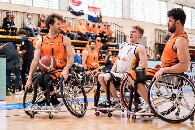 Europameisterschaft Rollstuhlbasketball 10.12.2021 MADRID, SPANIEN 10. Dezember - Rollstuhlbasketball, Halbfinale Deutschland gegen Niederlande Herren an Tag 7 der Europameisterschaft Rollstuhlbasketball am 10.12.2021 in Polid. Municipal Francisco Fernandez Ochoa in Madrid, Spanien. Robin Poggenwisch (Niederlande, 1), Tobias Hell (Deutschland, 9), Frank De Jong (Niederlande, 0) Copyright: xBEAUTIFULxSPORTS Wunderlx