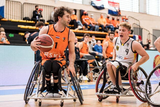 Europameisterschaft Rollstuhlbasketball 10.12.2021 MADRID, SPANIEN 10. Dezember - Rollstuhlbasketball, Halbfinale Deutschland gegen Niederlande Herren an Tag 7 der Europameisterschaft Rollstuhlbasketball am 10.12.2021 in Polid. Municipal Francisco Fernandez Ochoa in Madrid, Spanien. Robin Poggenwisch (Niederlande, 1), Tobias Hell (Deutschland, 9) Copyright: xBEAUTIFULxSPORTS Wunderlx