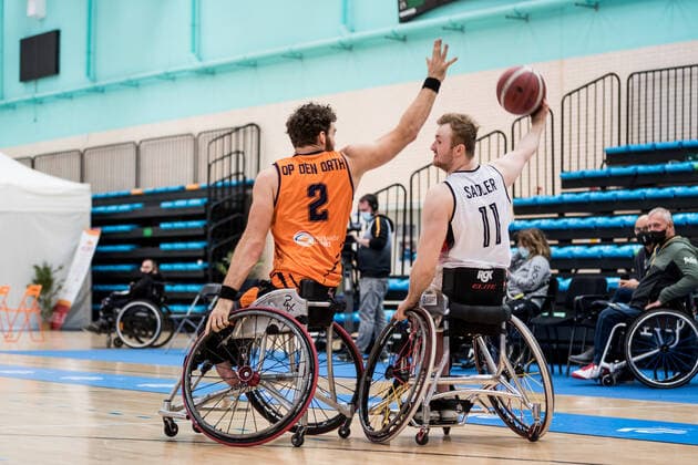Europameisterschaft Rollstuhlbasketball 10.12.2021 MADRID, SPANIEN 10. Dezember - Rollstuhlbasketball, Halbfinale Deutschland gegen Niederlande Herren an Tag 7 der Europameisterschaft Rollstuhlbasketball am 10.12.2021 in Polid. Municipal Francisco Fernandez Ochoa in Madrid, Spanien. Mendel Op Den Orth (Niederlande, 2), Jan Sadler (Deutschland, 11) Copyright: xBEAUTIFULxSPORTS Wunderlx